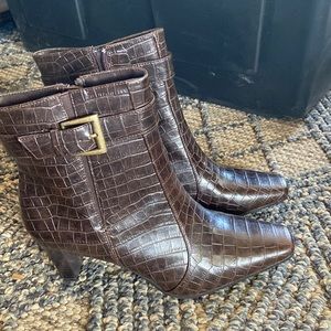 Brand new brown boots